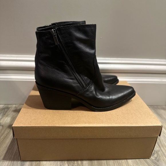 NWT Lucky Brand Wallinda Bootie - Picture 13 of 16